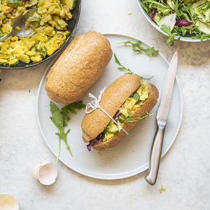 Panino Con Uova Strapazzate Alle Zucchine E Insalata Melarossa