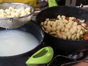 Cuoci gli gnocchi finchè non vengono a galla