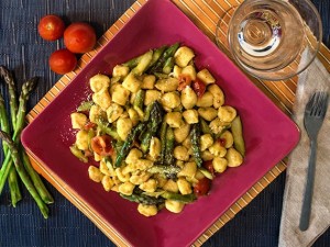 Gnocchi con asparagi e pomodorini