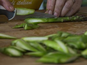 taglia gli asparagi a julienne