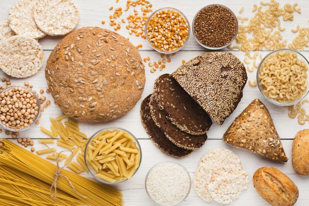 Pane, pasta e semi di frumento su un tavolo