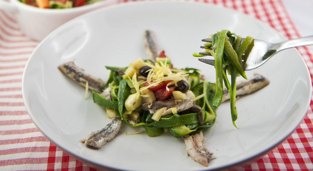 Spaghetti di zucchine alle alici fresche