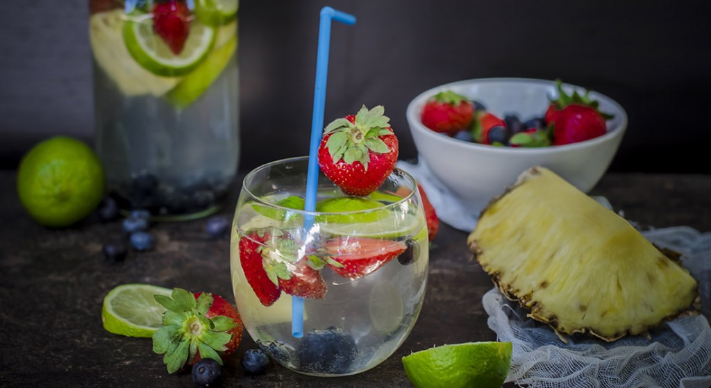 Acqua detox all'ananas con fragole e mirtilli per depurarti