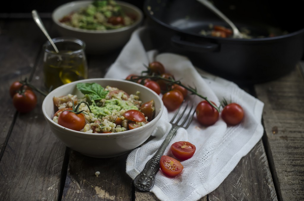 Insalata di orzo al pesto di zucchine