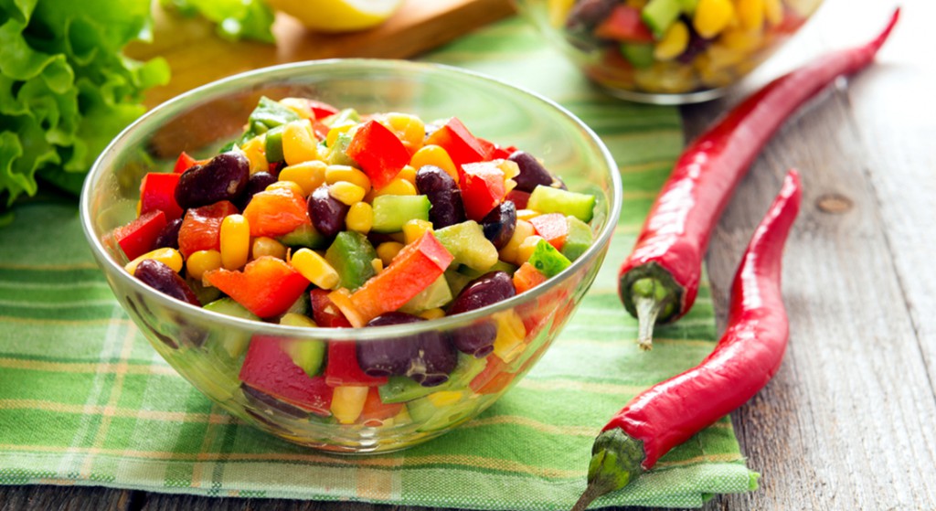 Insalata con avocado, pomodori, mais e ceci - Ricette ...