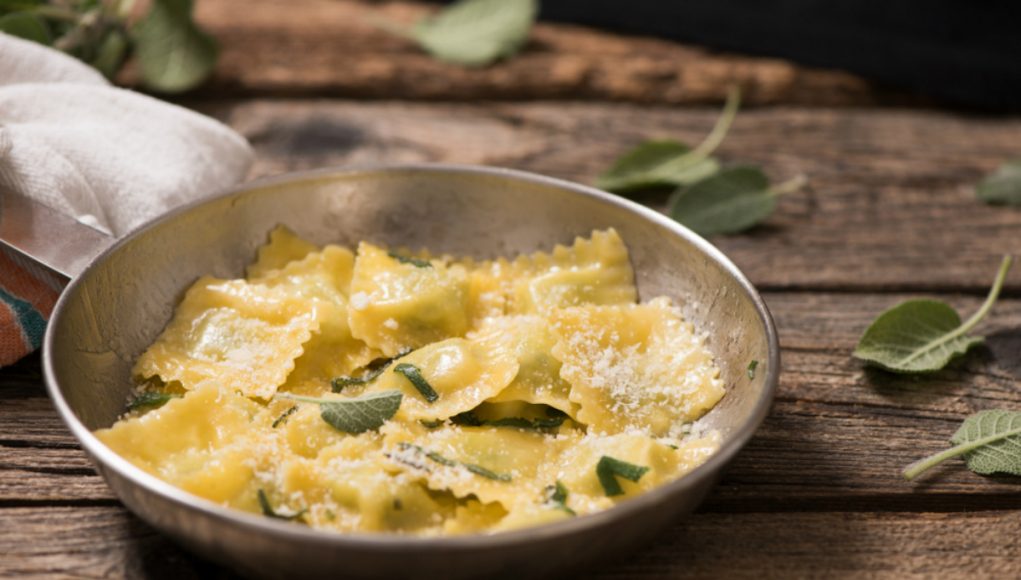 Ravioli ripieni di funghi, porri, prosecco e salvia ...