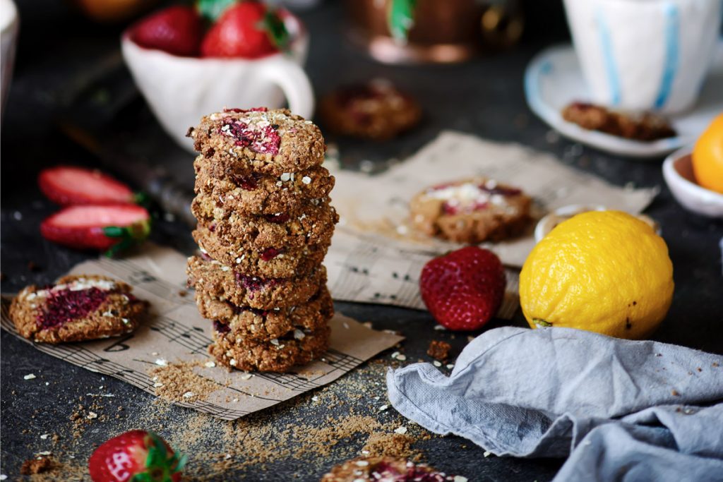 Biscotti integrali con nocciole e fragole