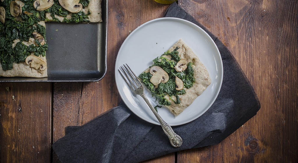 Pizza integrale con funghi e spinaci