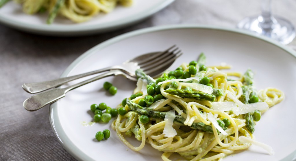 ricetta spaghetti con asparagi zafferano e piselli