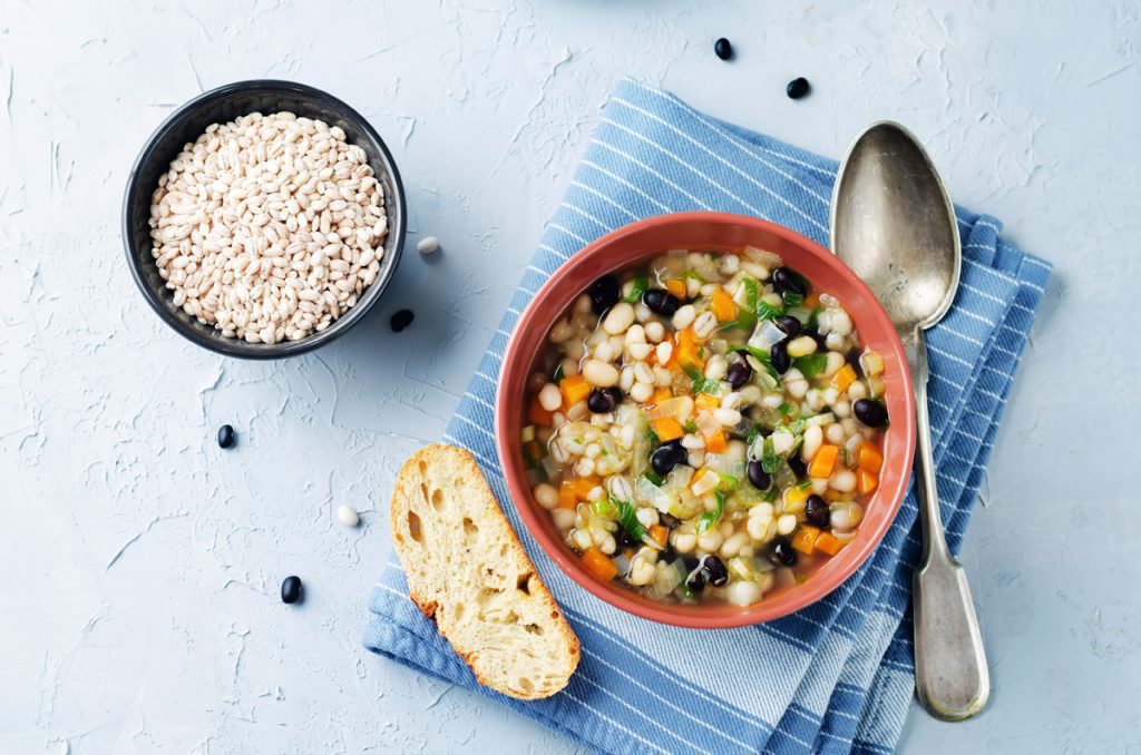 Zuppa di cereali e fagioli, un comfort food energetico e saporito