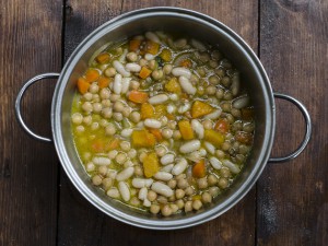 preparazione della zuppa di zucca, carote e legumi