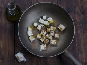 preparazione broccoli e tofu al curry piccante