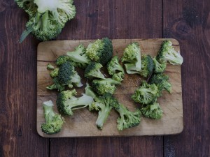 preparazione broccoli e tofu al curry piccante