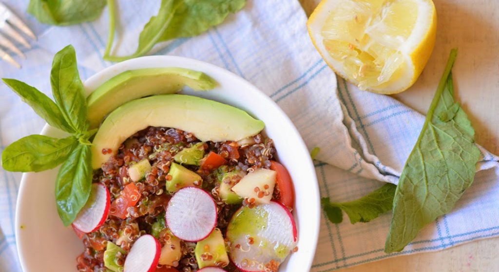 'insalata di quinoa rossa con mela verde e avocado