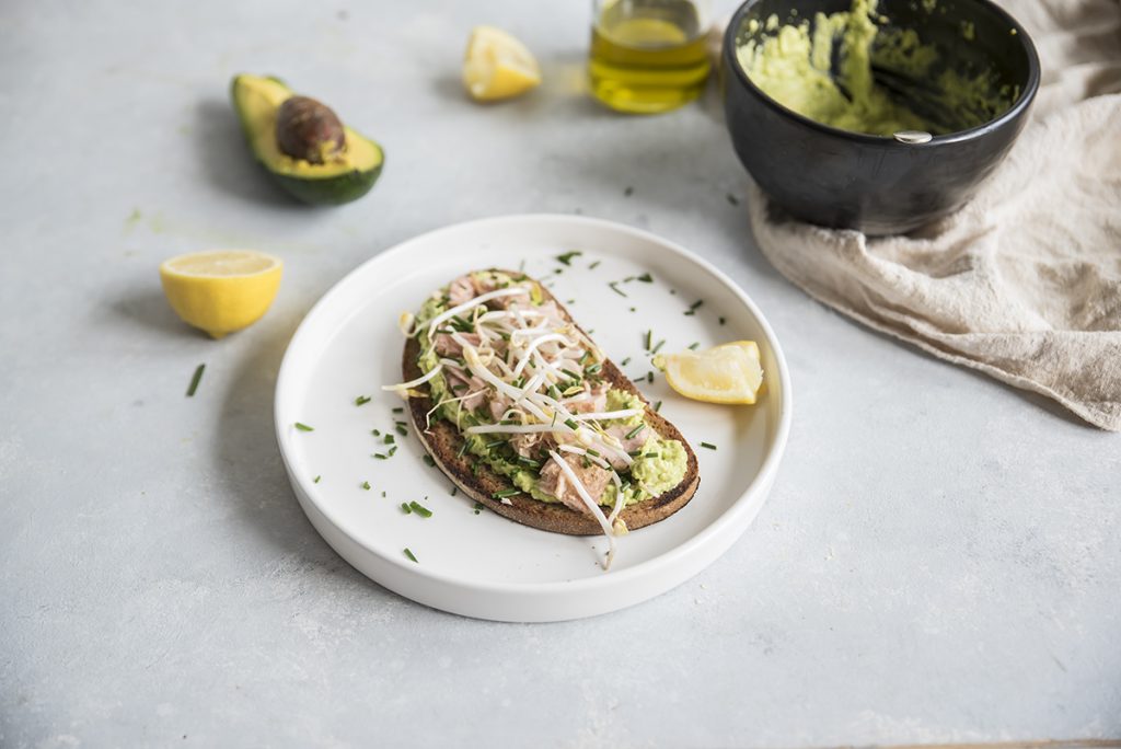 bruschetta con avocado e tonno