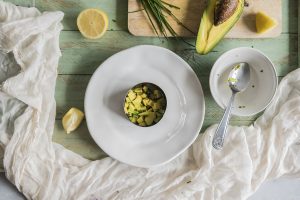 ricetta tartare di salmone con crema di avocado