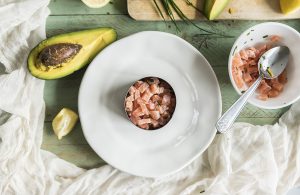 dieta per ipertensione, ricetta tartare di salmone con crema di avocado