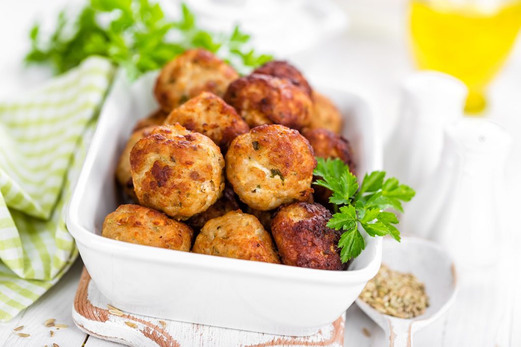 teglia bianca con polpette e prezzemolo