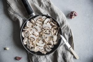 pizza di polenta, cuocere i funghi