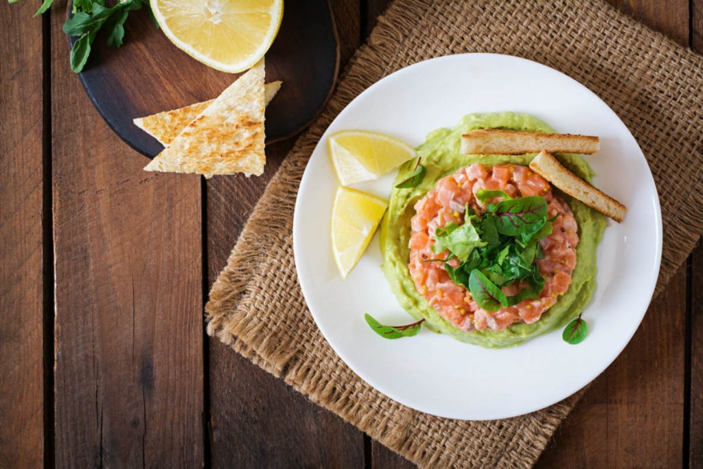 tartare di salmone con zuppa fredda di sedano