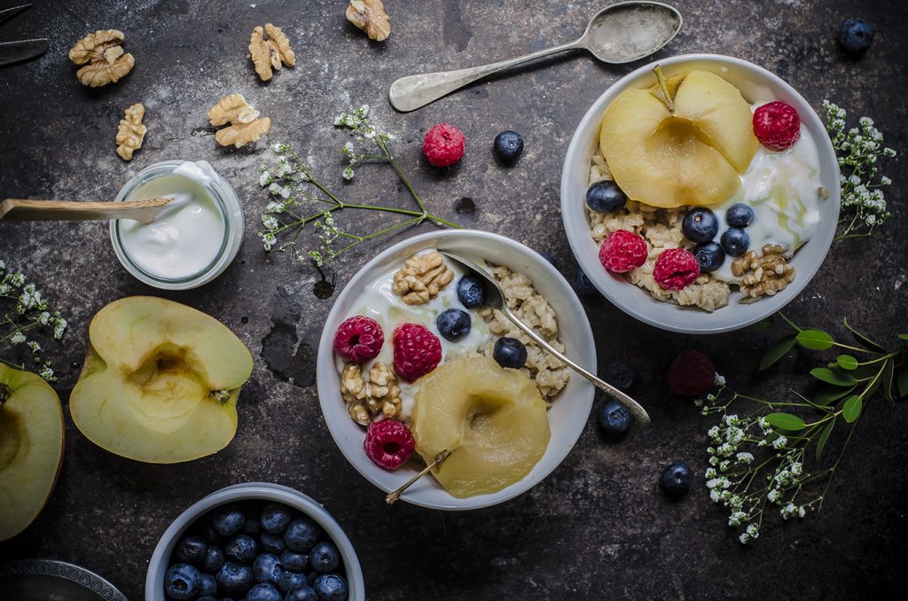 due ciotole con porridge e frutta fresca e secca