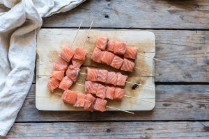 spiedini di salmone fresco