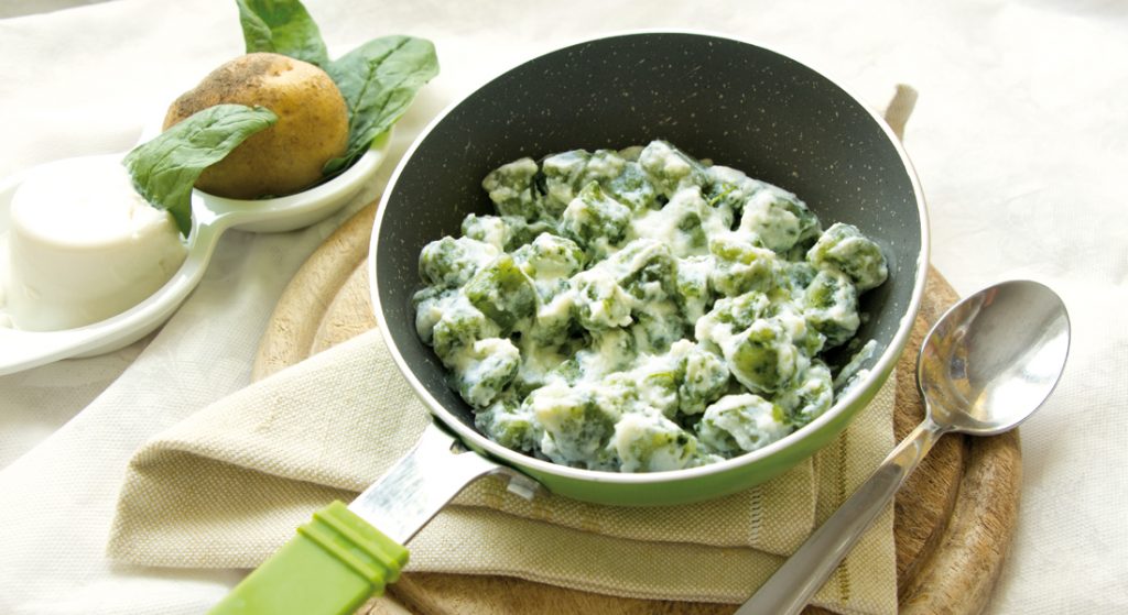 Gli gnocchi di patate e spinaci, light e senza glutine, sono veloci da preparare e ideali a celiaci e vegetariani.