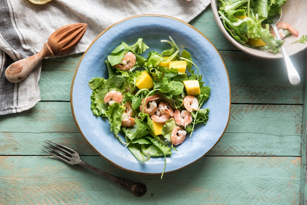 scodella celeste con insalata di gamberetti e mango