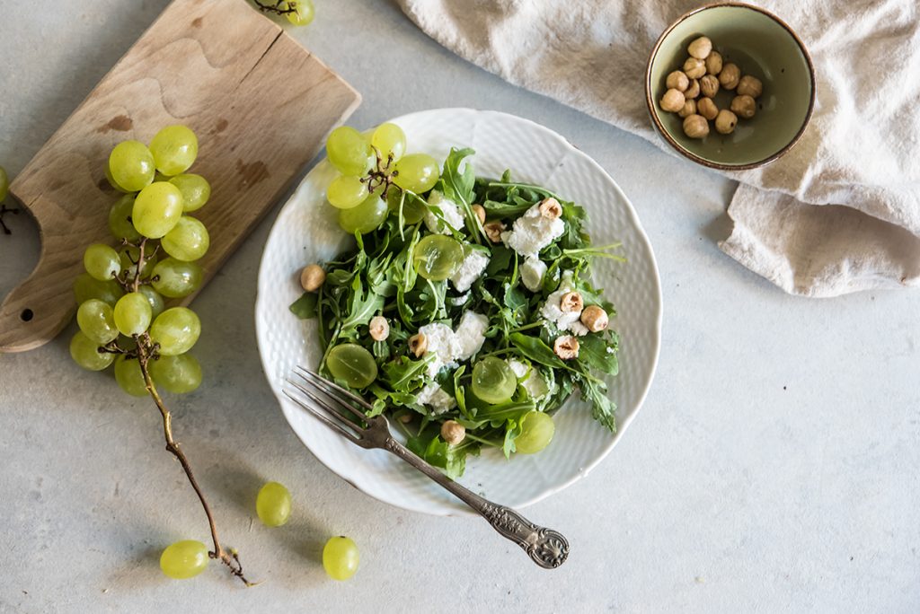 Insalata di rucola, uva, caprino e nocciole