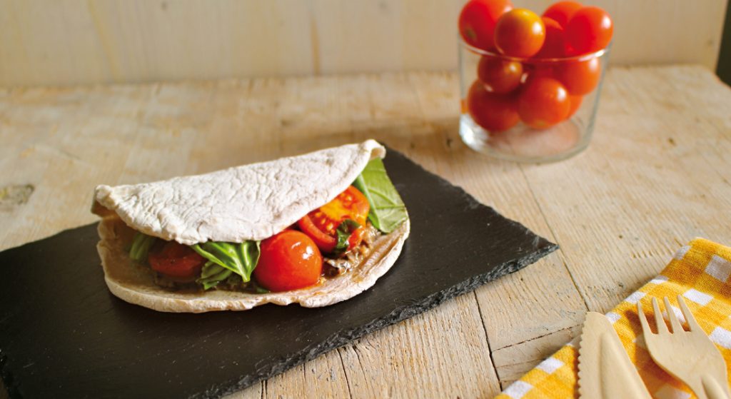 Le tortillas di teff con crema di melanzane e pomodorini sono una ricetta veloce da preparare, vegetariana e senza glutine, adatta per una cena veloce o un pranzo in ufficio..