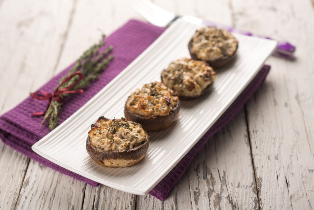 piatto lungo e stretto con 4 funghi ripieni, tovagliolo viola