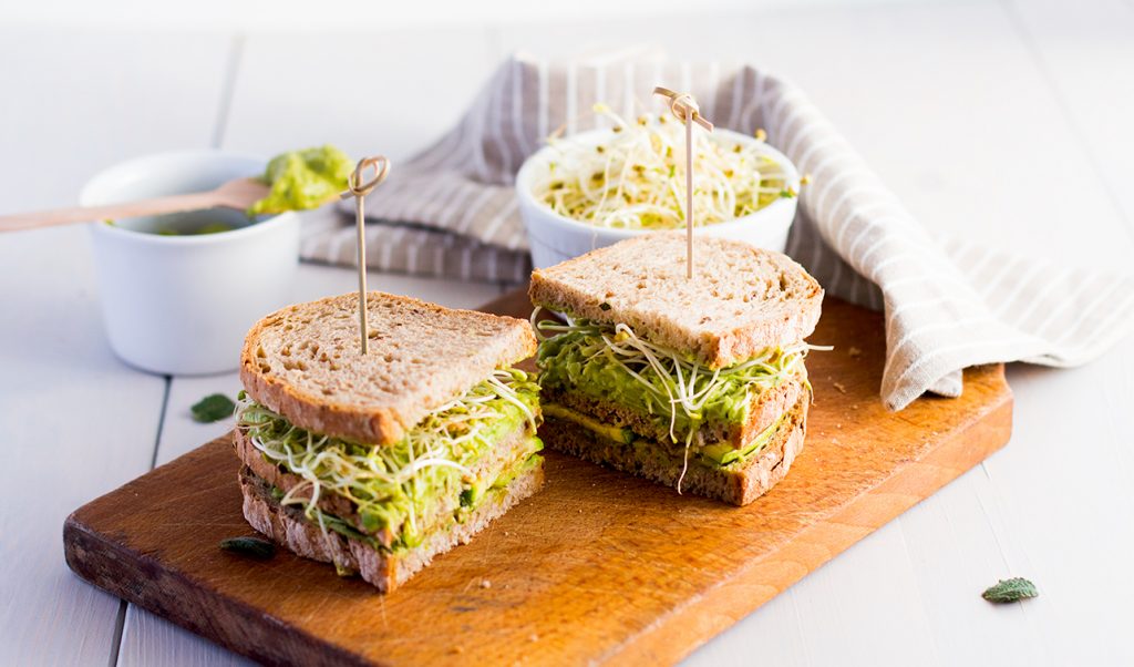 Panino con zucchine, guacamole e germogli