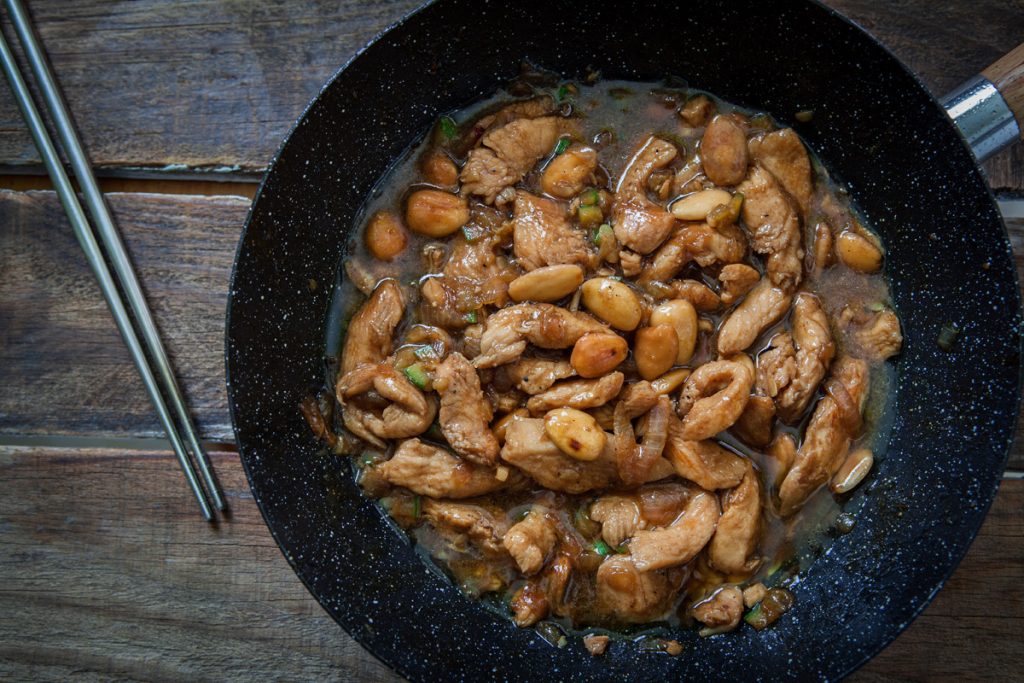 una padella anti aderente con dentro il pollo alle mandorle