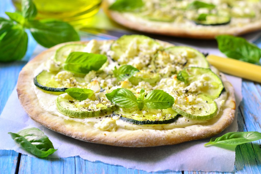 Pizza con zucchine grigliate e germogli di porro