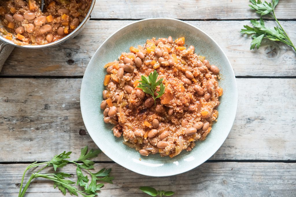 un piatto di chili vegetariano sul tavolo