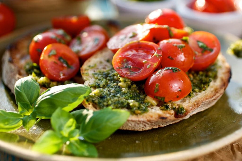 bruschette con pesto e pomodorini