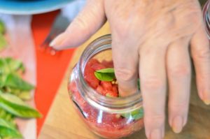 polpa di pomodoro a pezzi, metti il basilico