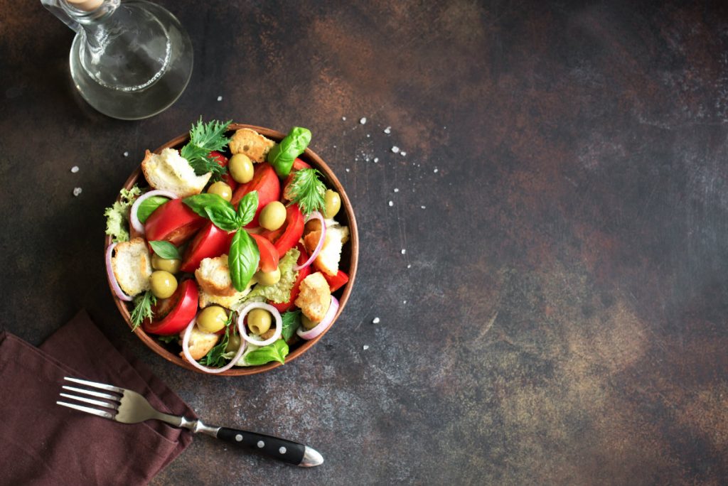 ricette con pomodorini, insalata con crostini e pomodorini ripieni