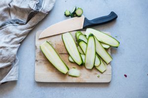 spiedini di verdure, taglia le zucchine