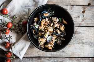 zuppa di pesce, cozze e vongole in padella