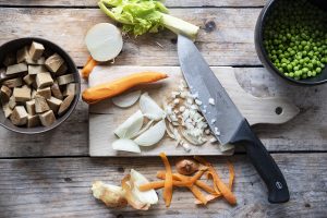 spezzatino di seitan con piselli, taglia le verdure