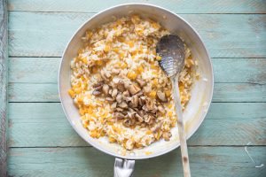 risotto zucca e porcini, metti i porcini in padella