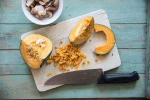 risotto zucca e porcini, taglia la zucca