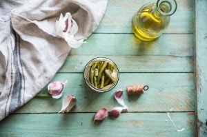 Preparazione fagiolini sottolio nei vasetti