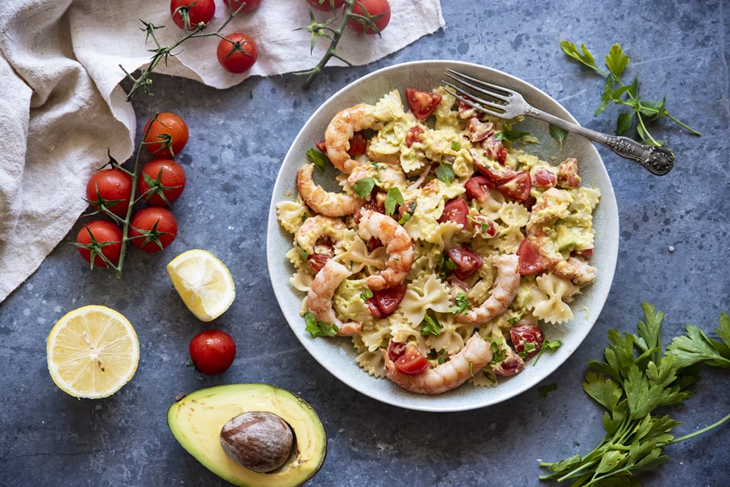 pasta con avocado gamberi e pomodorini