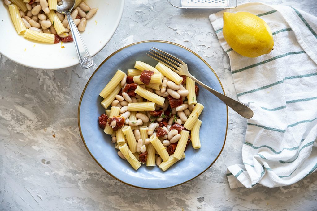 Pasta fredda con pomodori secchi, cannellini e limone