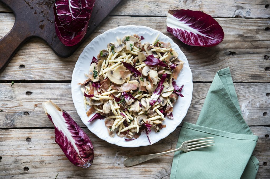 pasta fredda con radicchio e speck