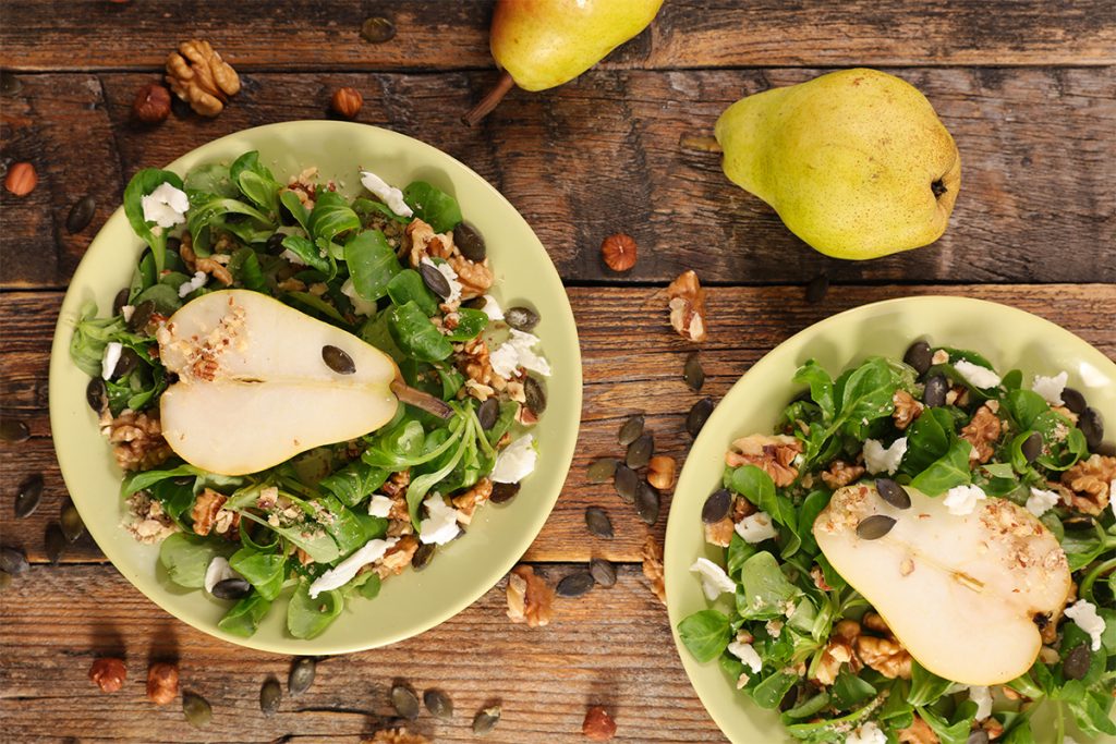 Insalata con pere, noci e feta