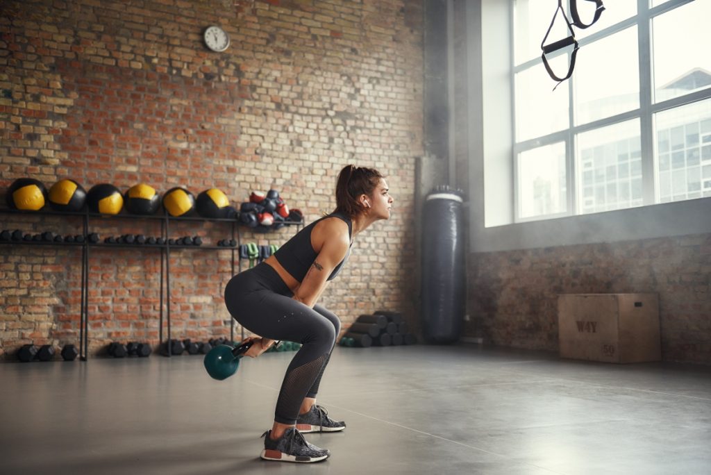 kettlebell: che cos'è, benefici, come usarlo, i migliori esercizi e programma di allenamento