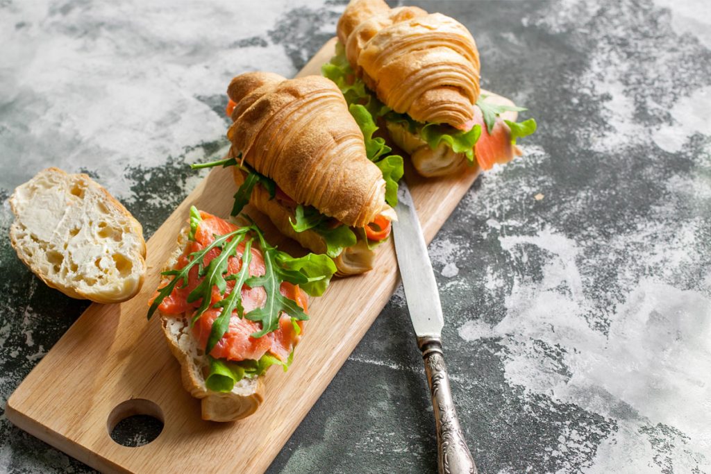 Cornetti salati con salmone ricotta e rucola